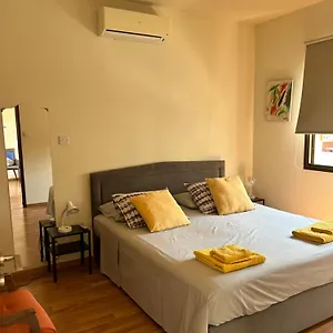 Extremely Comfy With Spacious Private Terrace 10min Walk To The & In Town , Larnaca Kypr